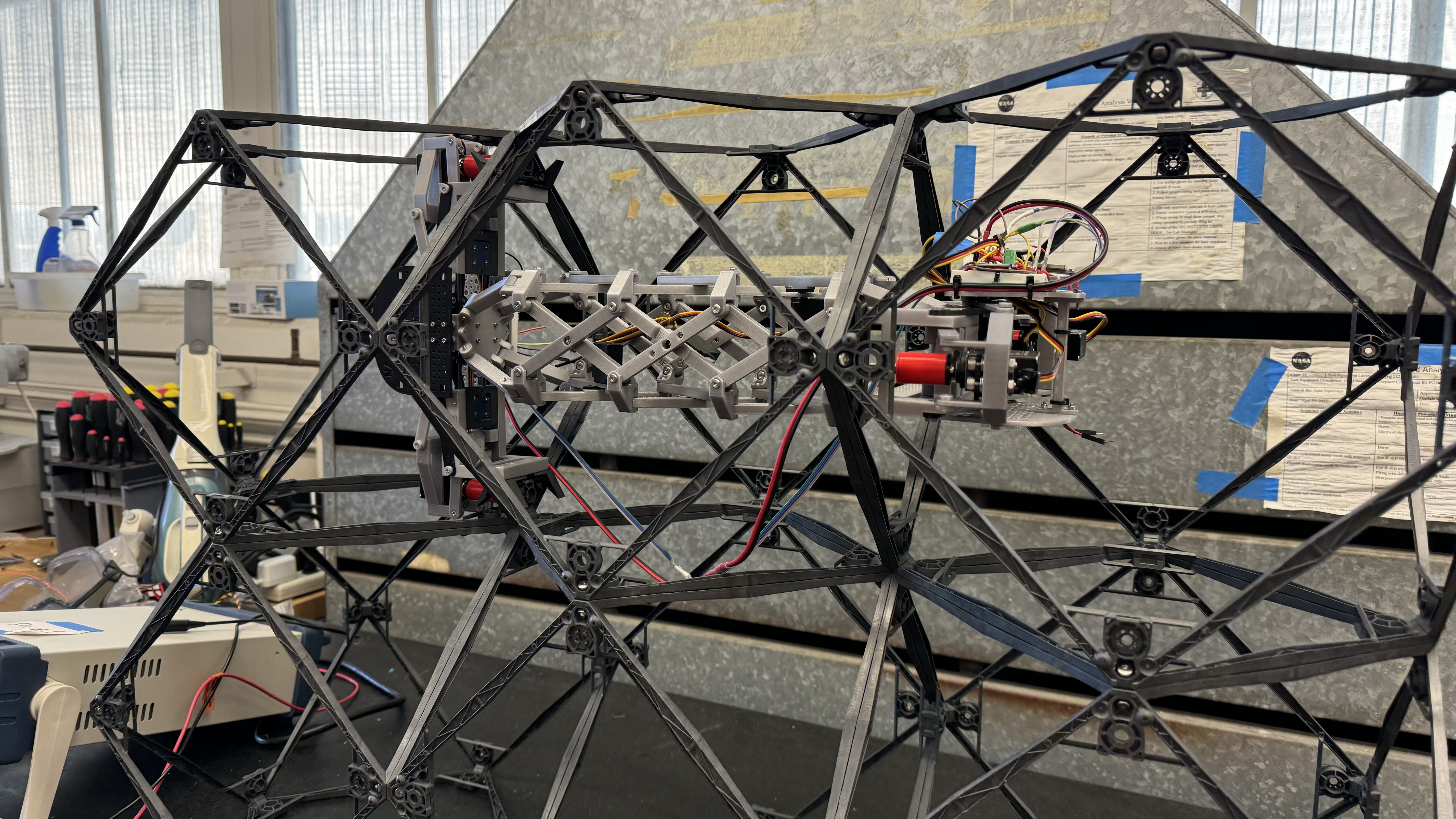 Hipless MMIC: Minimal Degree-Of-Freedom Voxel Bolting Robot for in-Space Structure Assembly